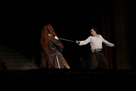 Foto gemacht von Anna Stumpf William Turner (Kevin Frühhaber) versucht Jack Sparrow (Ralph Prandl) zu bekämpfen